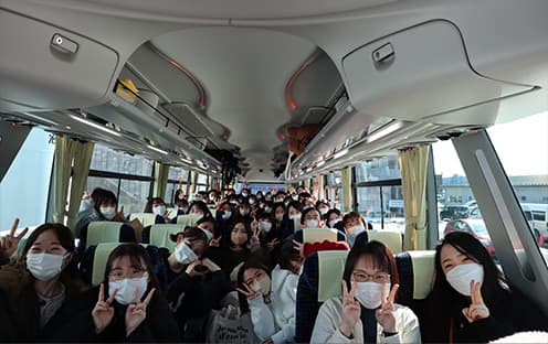 国家試験へ出発するバスの中での集合写真